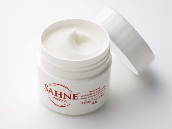 Eisei Sahne Cream: Tub packaging and texture